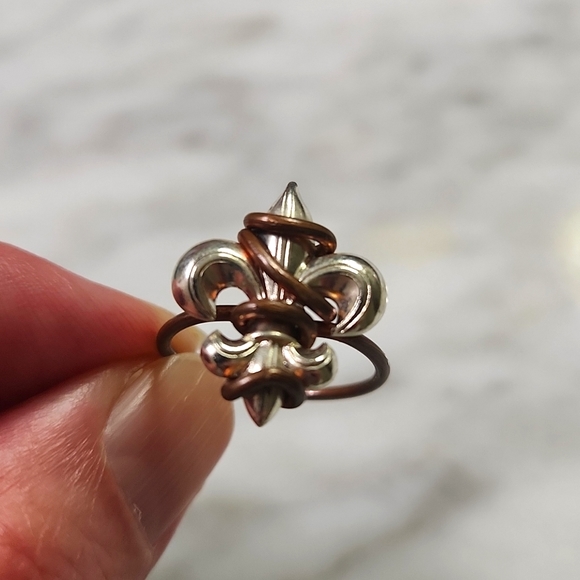 Pretty mixed metal fleur-de-lis ring in new, great condition! - Picture 1 of 4